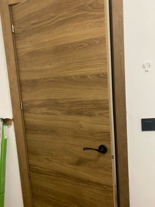 Puerta madera color nogal DERECHA