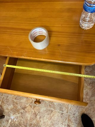 Cómoda de madera con puerta y cajones