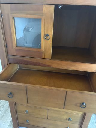 Armario de madera con puertas de cristal