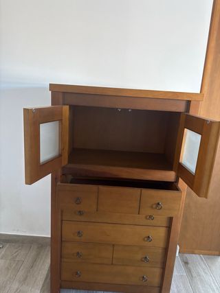 Armario de madera con puertas de cristal