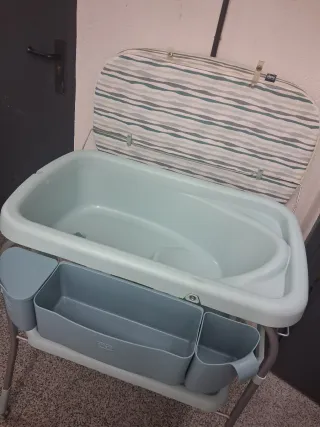 Bañera cambiador bebé y termómetro de agua.