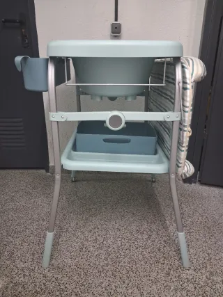 Bañera cambiador bebé y termómetro de agua.