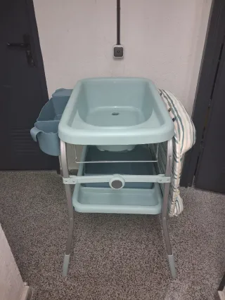 Bañera cambiador bebé y termómetro de agua.
