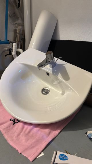 Lavabo de cerámica nuevo con pie.