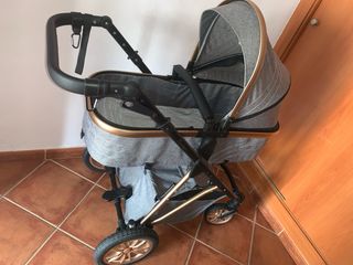 Carrito de bebé gris y dorado