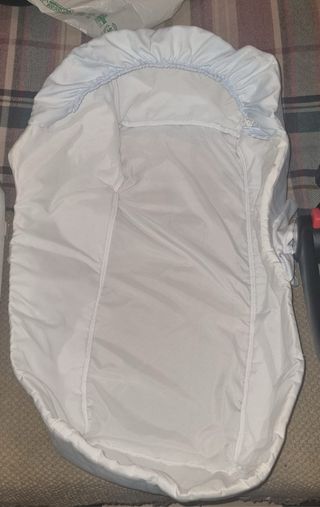 Carrito de bebé gris y dorado