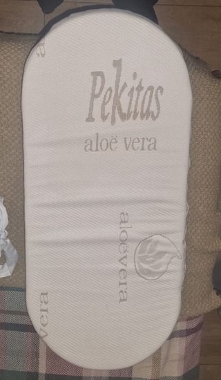 Carrito de bebé gris y dorado