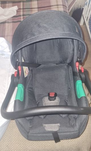 Carrito de bebé gris y dorado