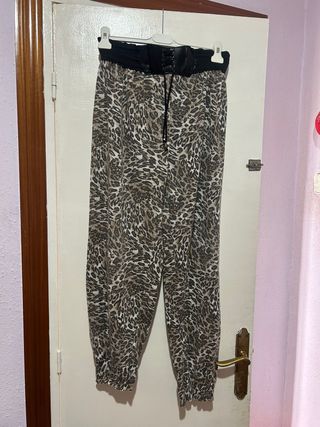 Pantalones estilo animal print con cinturón corset
