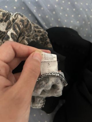 Pantalones estilo animal print con cinturón corset