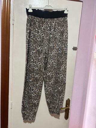 Pantalones estilo animal print con cinturón corset