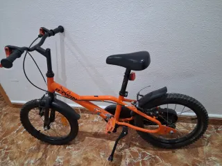 Bici infantil naranja Btwin hasta 7 años