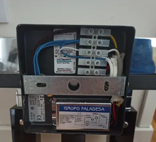 Aplique de pared moderno negro y plateado