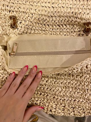 Bolso de rafia con cadena dorada