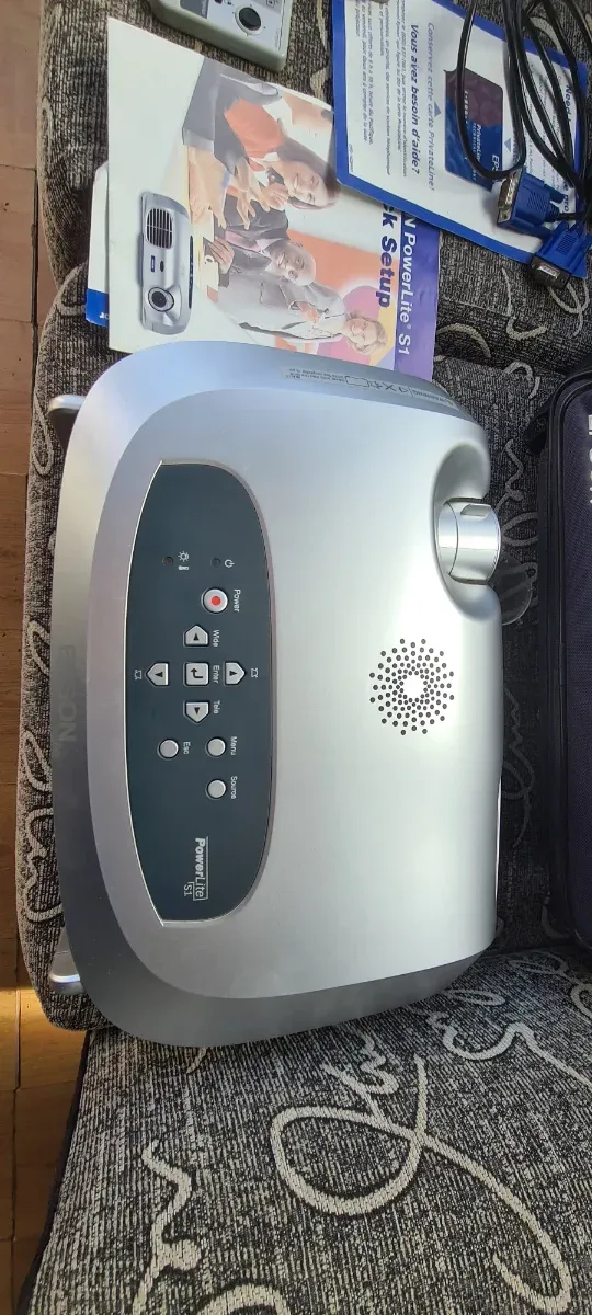 Proyector Epson PowerLite S1 para reparar