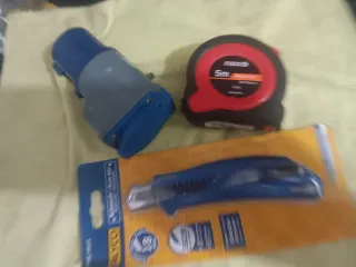 Lote herramientas: cúter, cinta métrica, enchufe