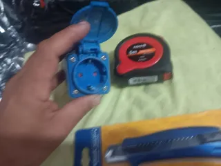 Lote herramientas: cúter, cinta métrica, enchufe