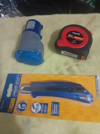 Lote herramientas: cúter, cinta métrica, enchufe