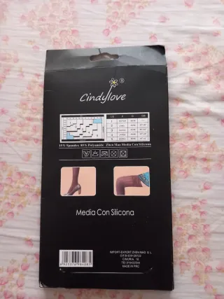 Medias sin estrenar por encima de la rodilla 