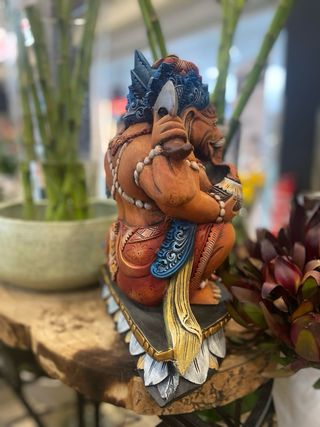 Preciosa Escultura Ganesha Cerâmica pintada a mano