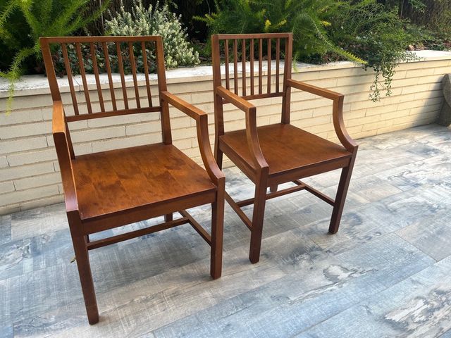 Sillas de madera con reposabrazos