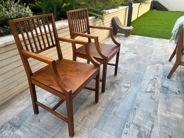 Sillas de madera con reposabrazos