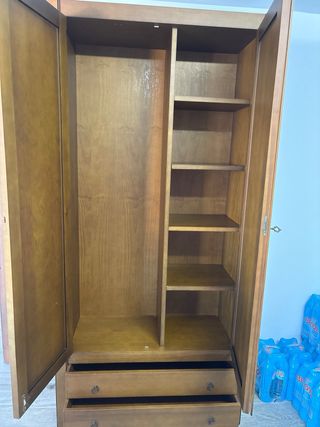 Armario de madera marrón