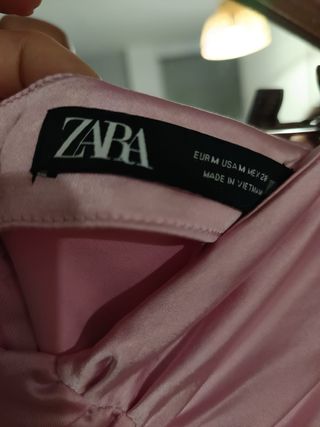 Falda Zara rosa satinada con abertura