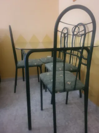 Mesa de cristal con 4 sillas