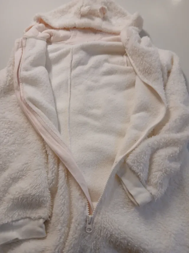 Pigiama bianco morbido con cappuccio
