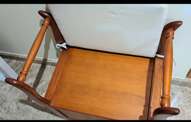 Banco descalzadora de madera con cojín