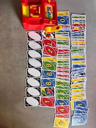 Máquina UNO con todas las cartas