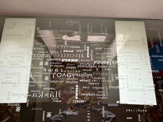 Mesa de cristal con diseño moderno