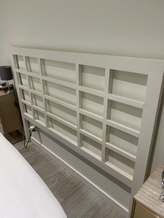 Cabeceira de cama em madeira branca