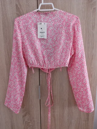 Camisa Bershka floral rosa manga larga