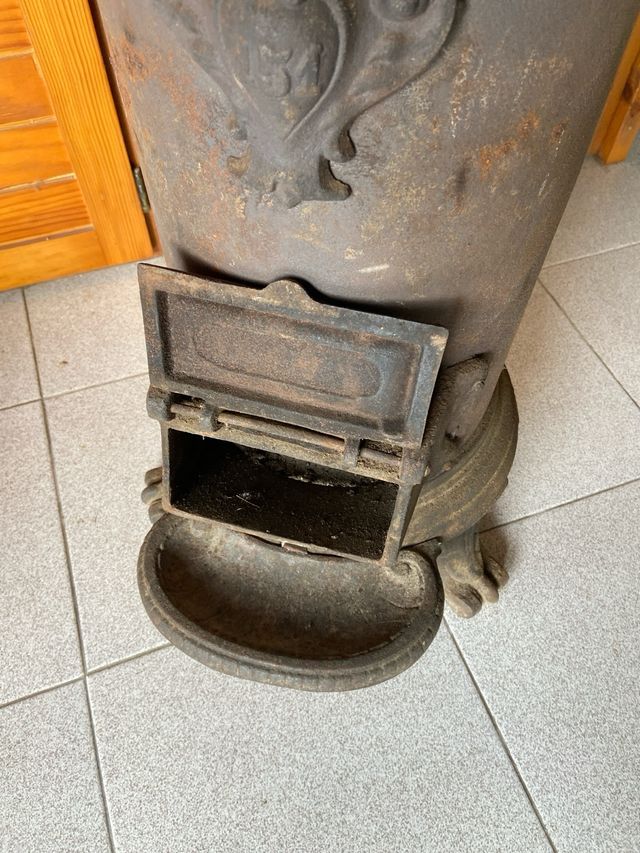 Estufa de leña antigua de hierro