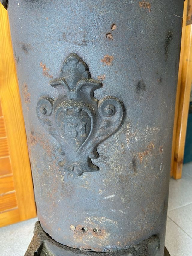 Estufa de leña antigua de hierro