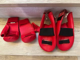 Guantes y pies de karate/boxeo rojos