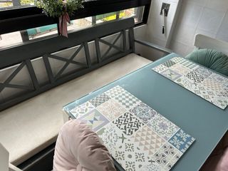 Mesa de cristal extensible con banco y 3 sillas .