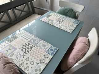 Mesa de cristal extensible con banco y 3 sillas .