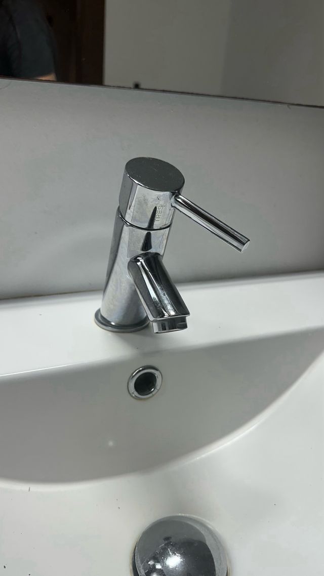 Mueble lavabo baño con lavabo y grifo 