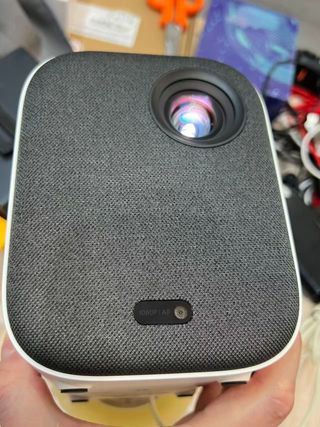 Xiaomi Mi Smart Proyector ,tiene punto blanco