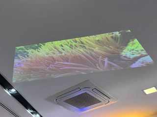 Xiaomi Mi Smart Proyector ,tiene punto blanco