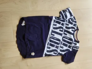 Camiseta azul con estampado blanco