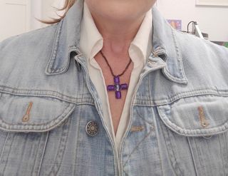 Gargantilla con colgante cruz morada