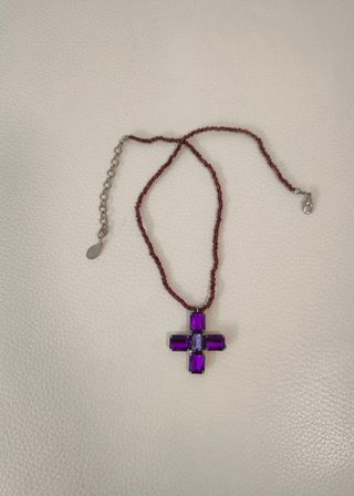 Gargantilla con colgante cruz morada