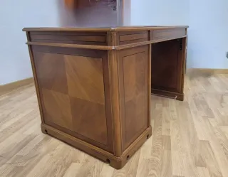 Escritorio de madera con tapa de piel