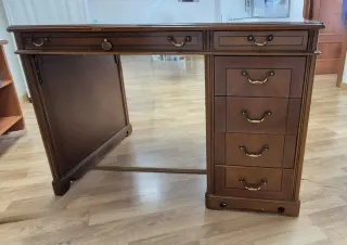 Escritorio de madera con tapa de piel