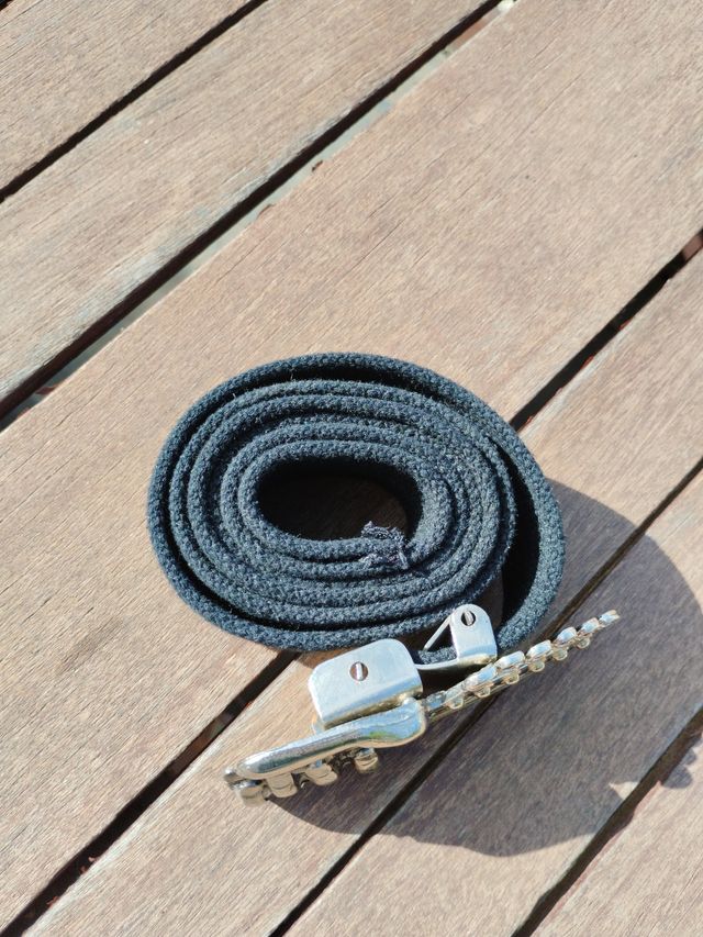 Cinturón con hebilla de guitarra rock