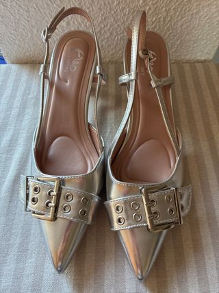 Tacones plateados fiesta con hebilla